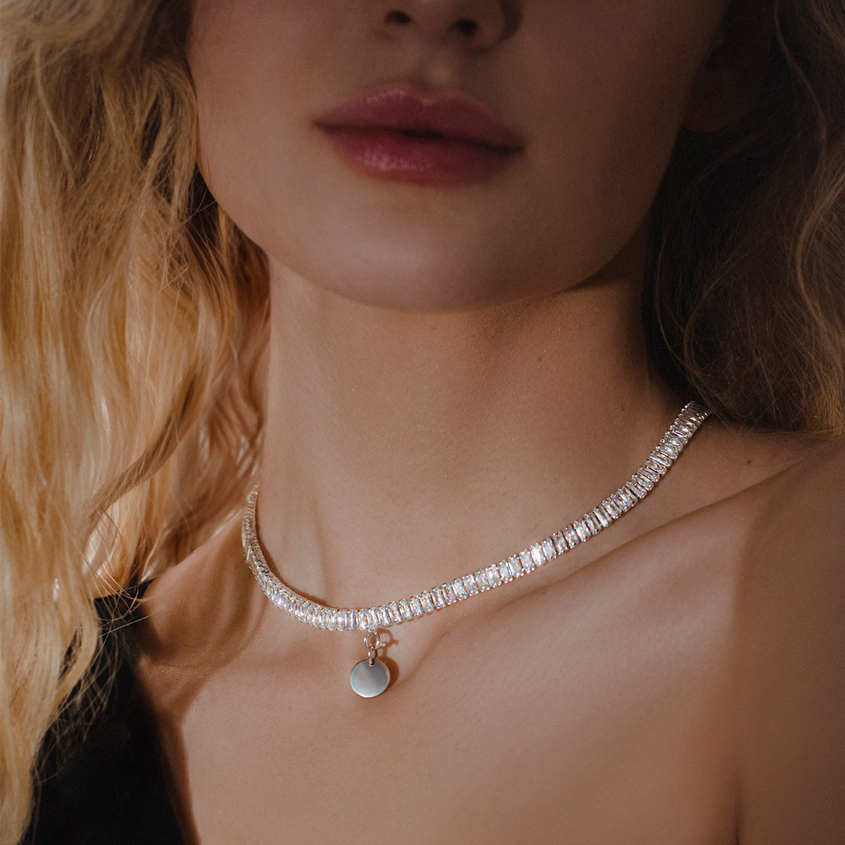 Collier Halskette mit weißen Zirkonen und 1 cm Medaillon Anhänger, versilbert - Detailansicht