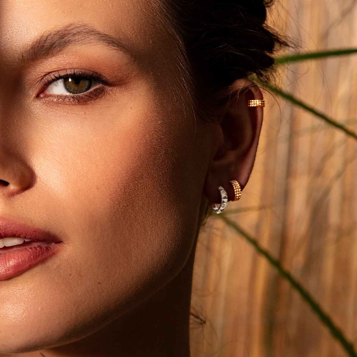 Ear Cuff Ethno No.5 vergoldet - Trägeransicht