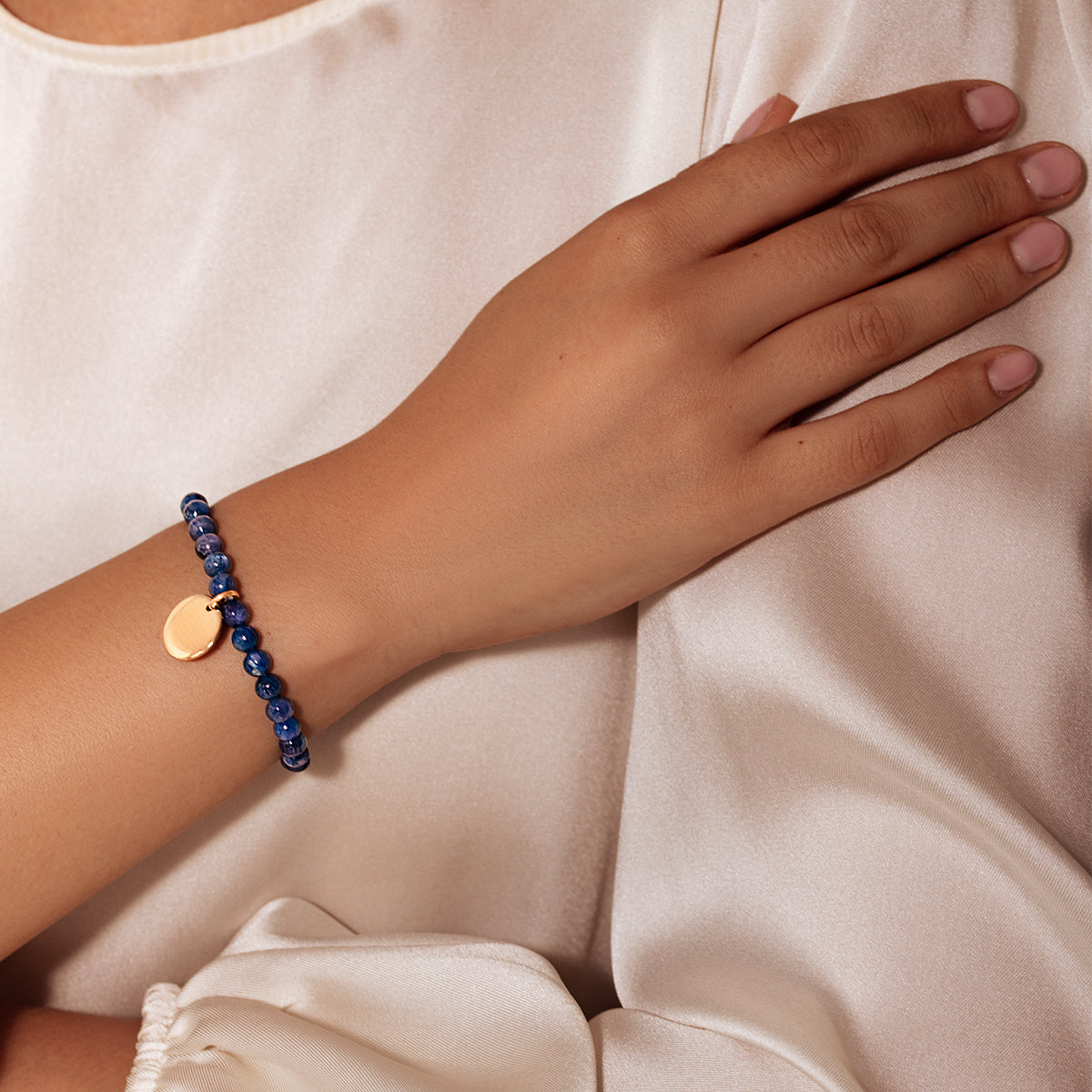 Temida-Armband aus Natursteinen mit einer Medaille - Trägeransicht