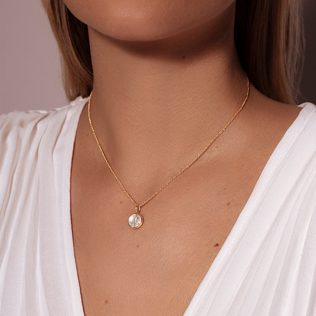 Halskette Klassisch mit weißem Quarz-Anhänger vergoldet - Detailansicht