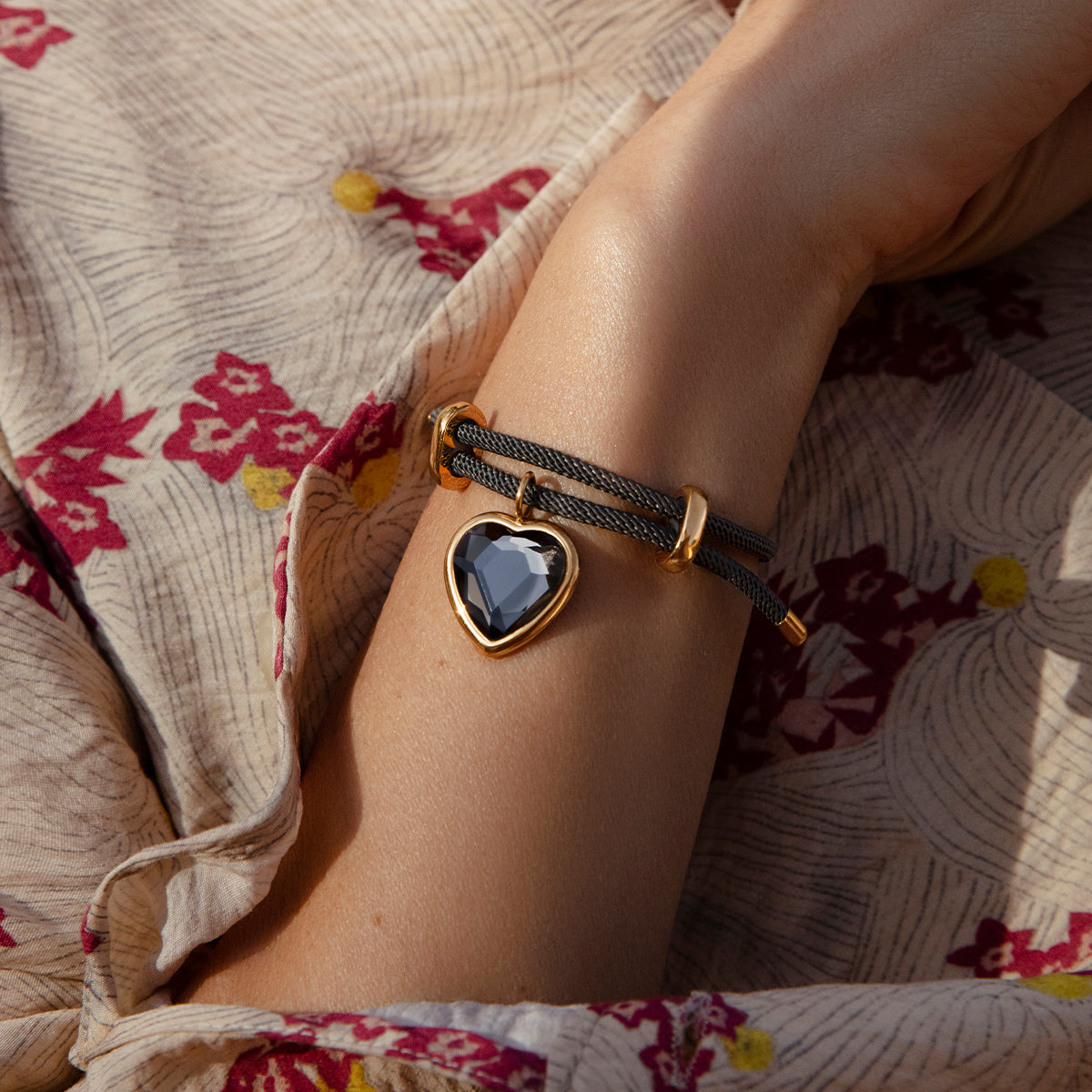 Armband Liana in dunkelgrauer Farbe mit Icons-Anhänger vergoldet - Detailansicht
