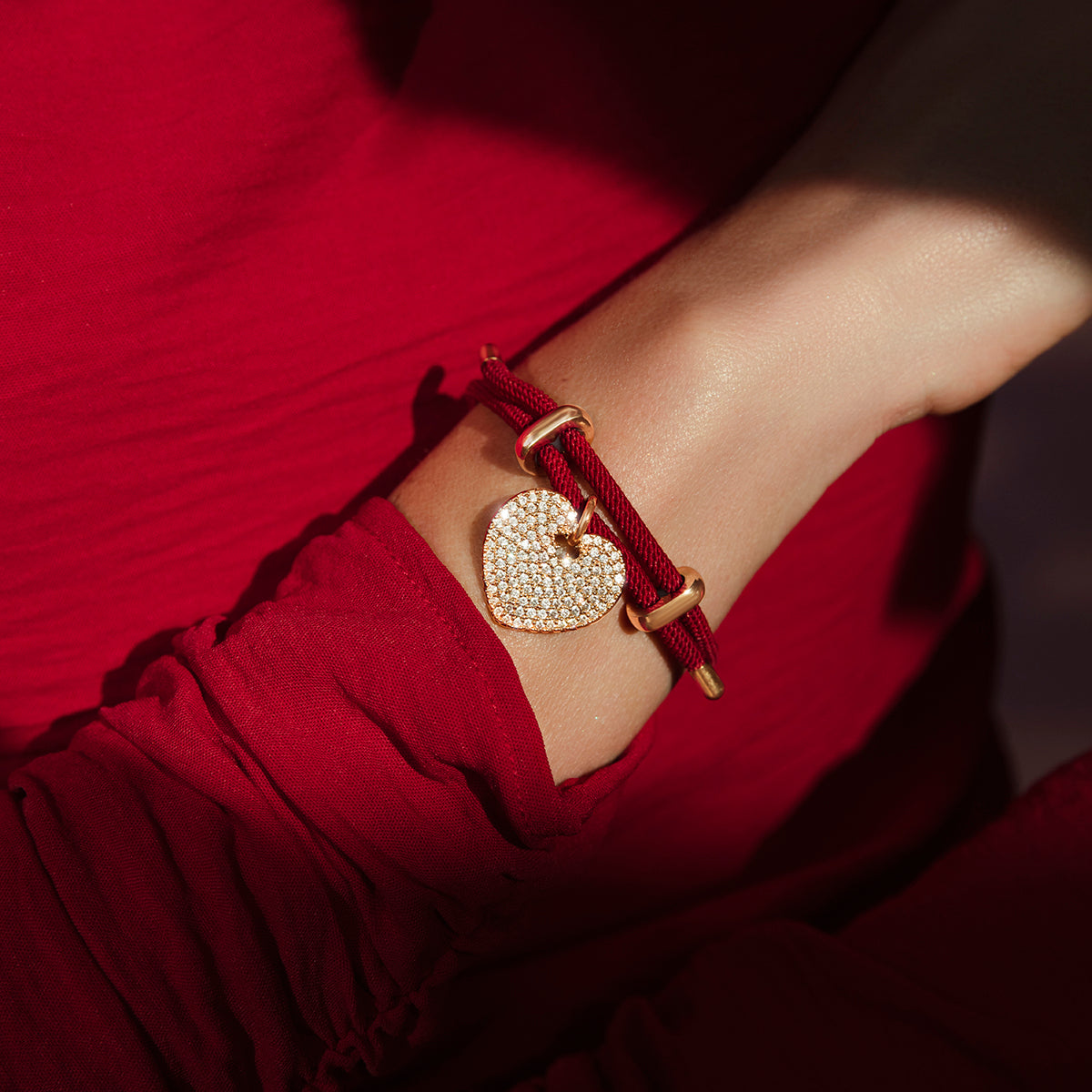 Armband Liana in dunkelroter Farbe mit 2 cm Herz aus Zirkonien vergoldet - Detailansicht
