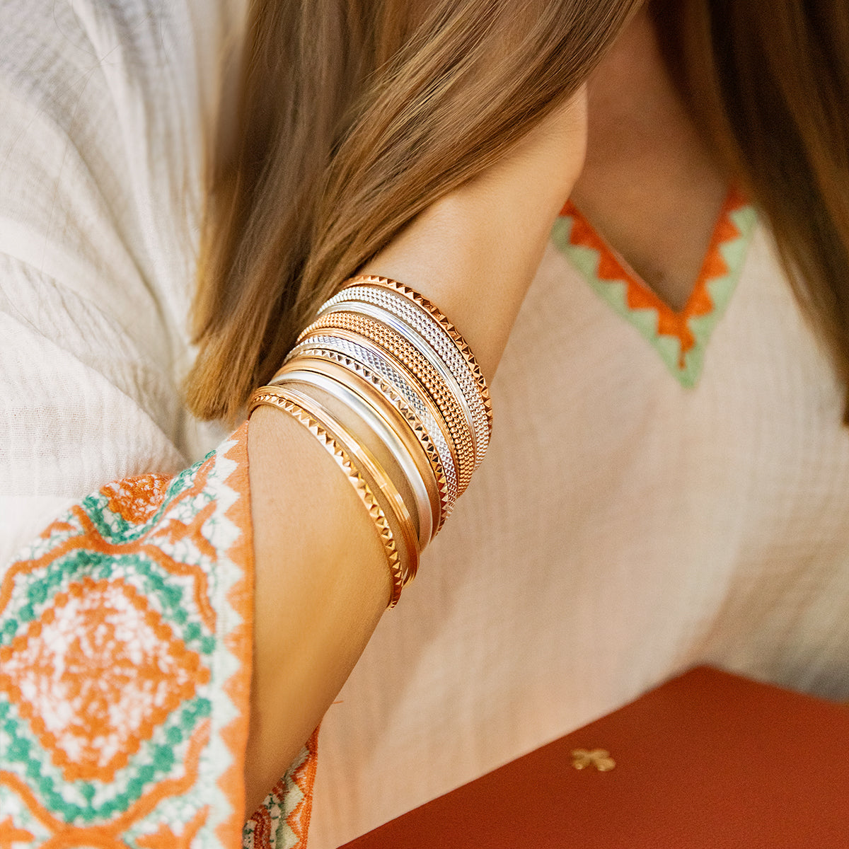 Ethno Armreif No.5 vergoldet - Trägeransicht
