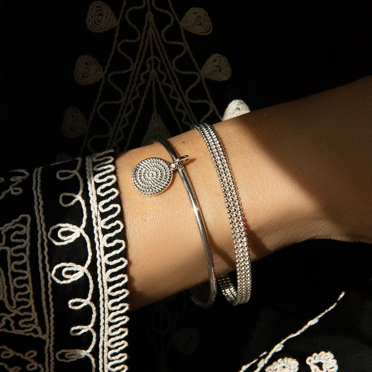 Armreif Penelope mit Münzanhänger Boho I silber - Detailansicht