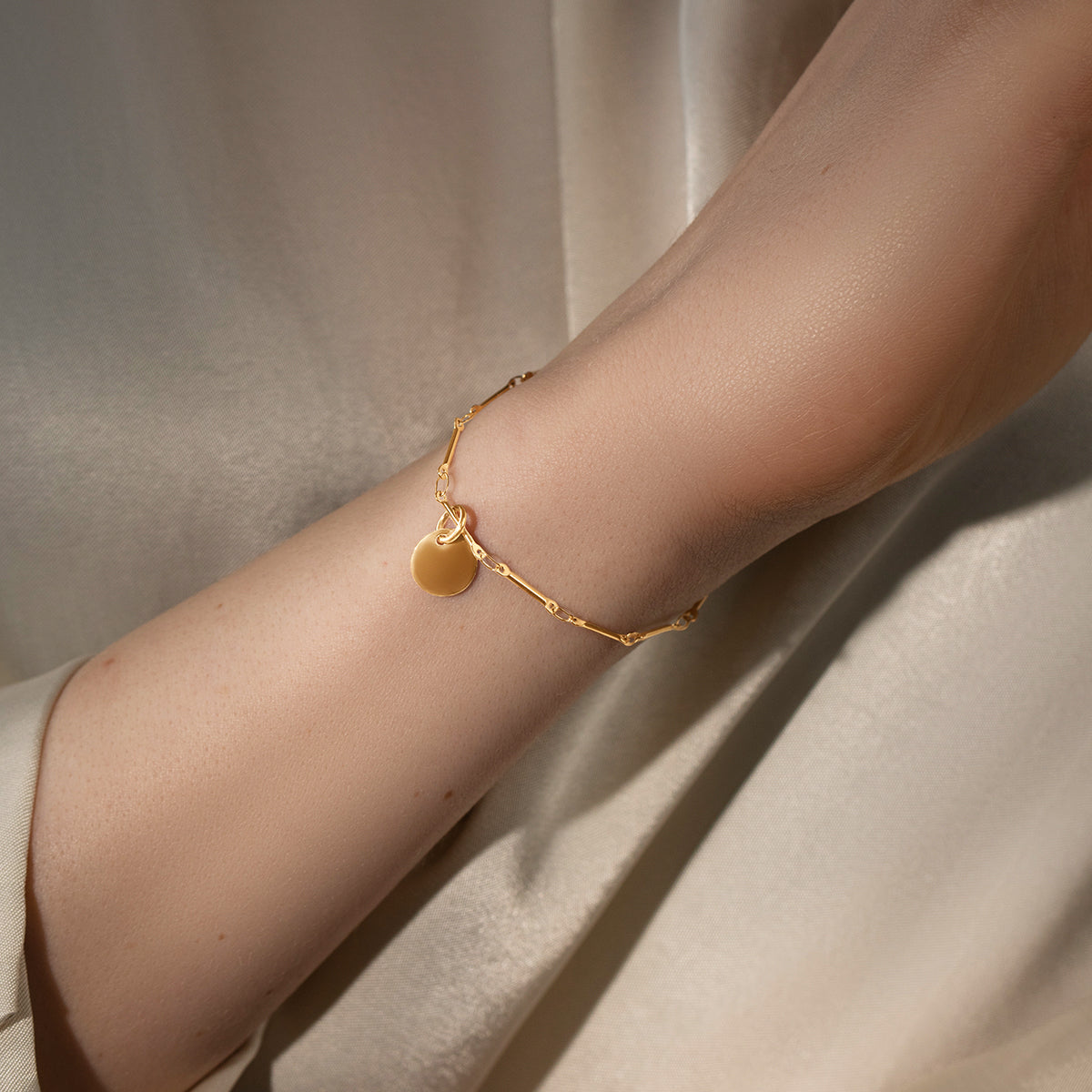 Armband Bamboo mit 1 cm Medaillon, vergoldet - Detailansicht