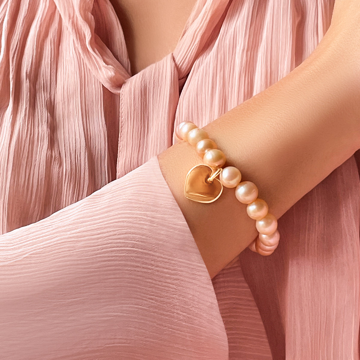 Perlenarmband lachsfarbene mit vergoldetem 1,5 cm Herz - Detailansicht