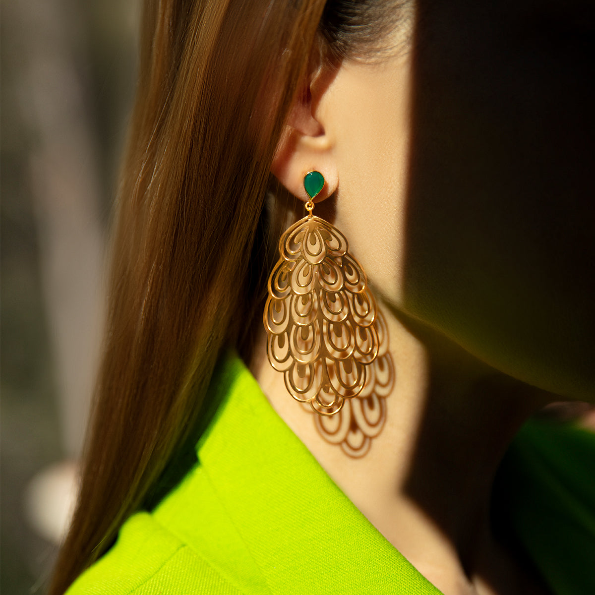 Pfau Ohrringe mit Onyx vergoldet - Trägeransicht