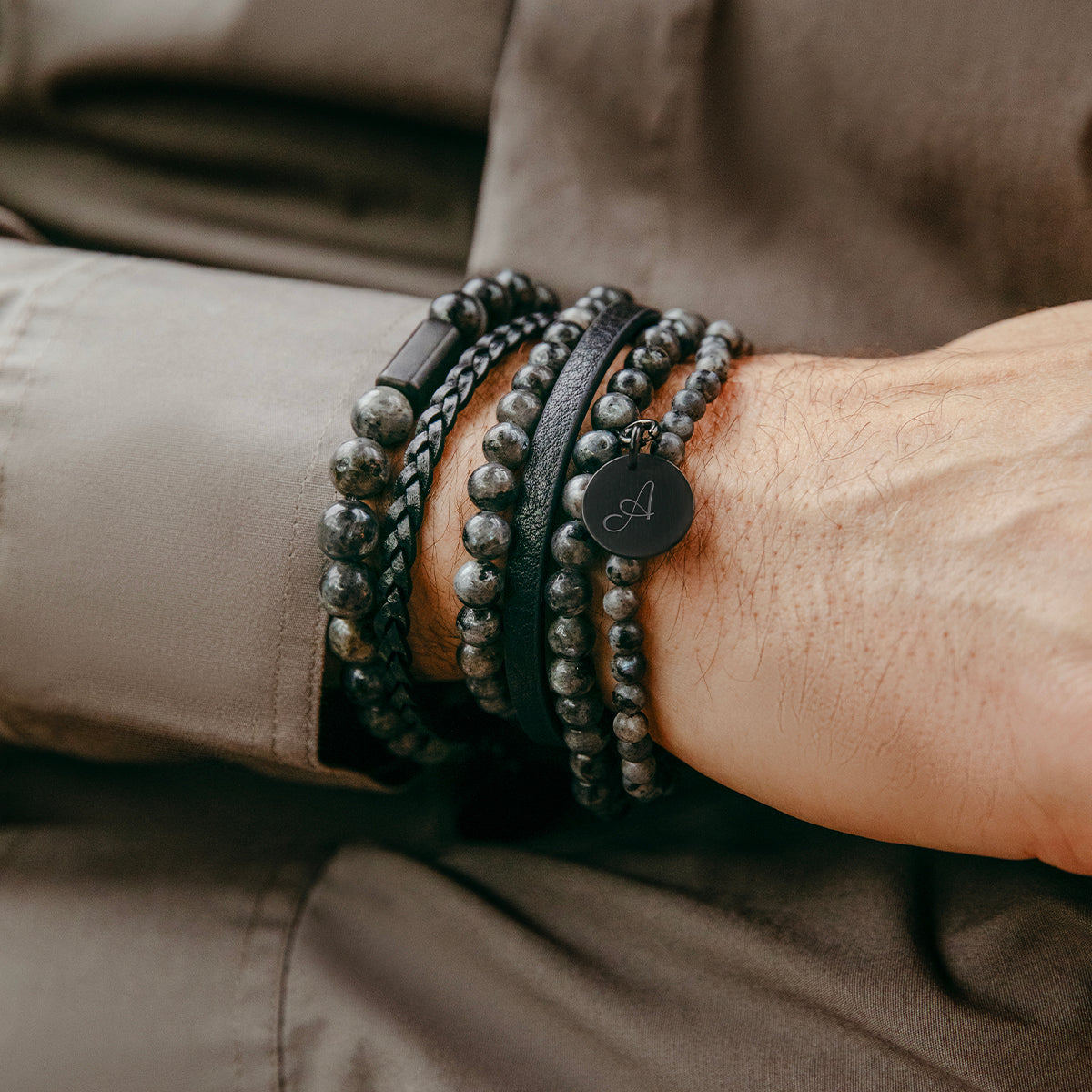Herrenarmband aus Labradorit Steinen 0,6 cm mit 1,5 cm Medaillon mattschwarz - Weitere Detailansicht