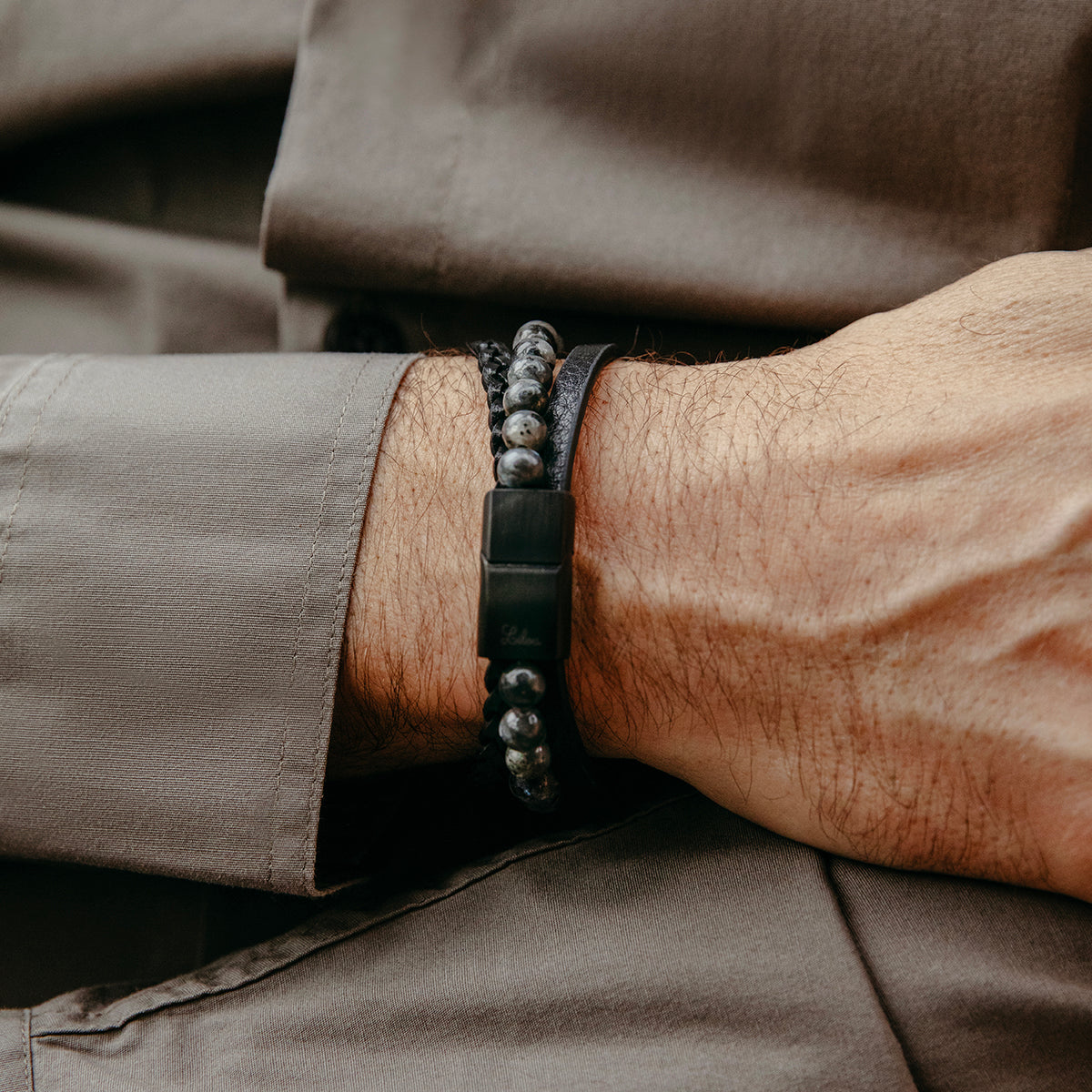 Herrenarmband aus Leder mit Labradorit Steinen 0,6 cm - Trägeransicht