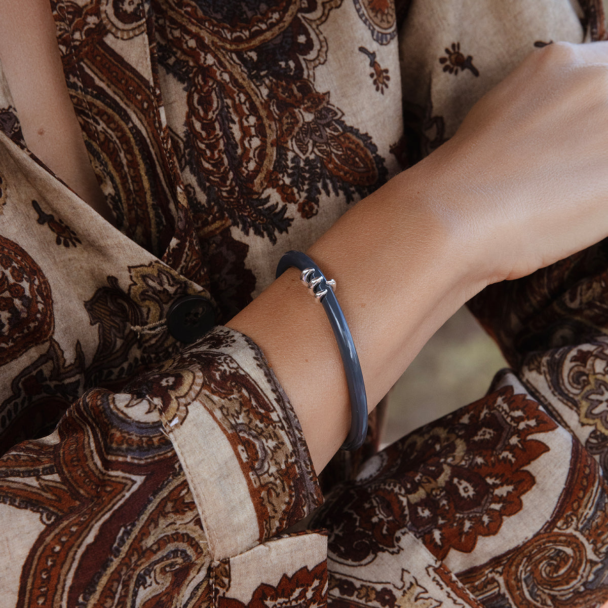 Armreif Forza aus anthrazitfarbenem Harz, versilbert - Detailansicht