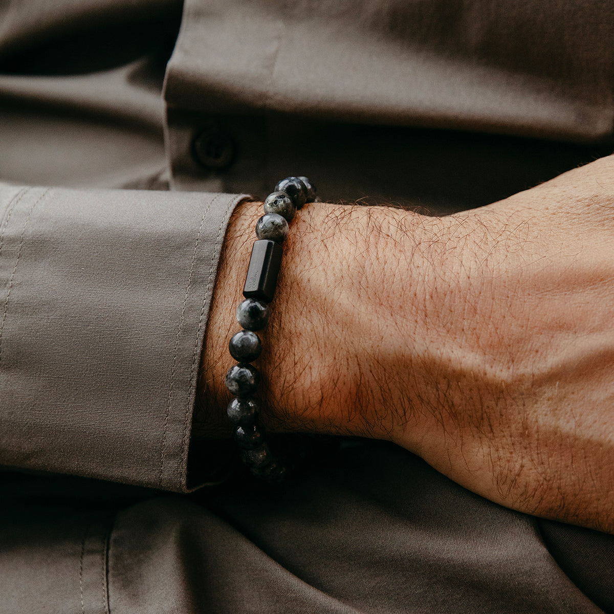 Herrenarmband aus Labradorit Steinen 0,8 cm - Detailansicht