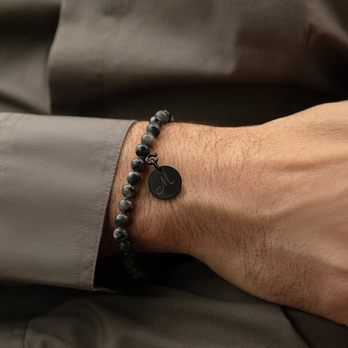 Herrenarmband aus Labradorit Steinen 0,6 cm mit 1,5 cm Medaillon mattschwarz - Detailansicht