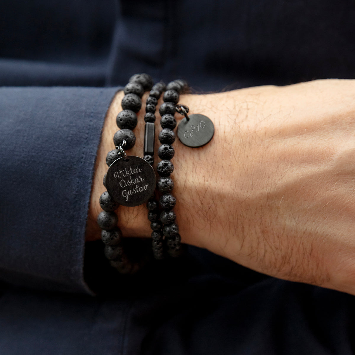 Herrenarmband aus Vulkansteinen 0,8 cm mit 2 cm Medaillon mattschwarz - Weitere Detailansicht