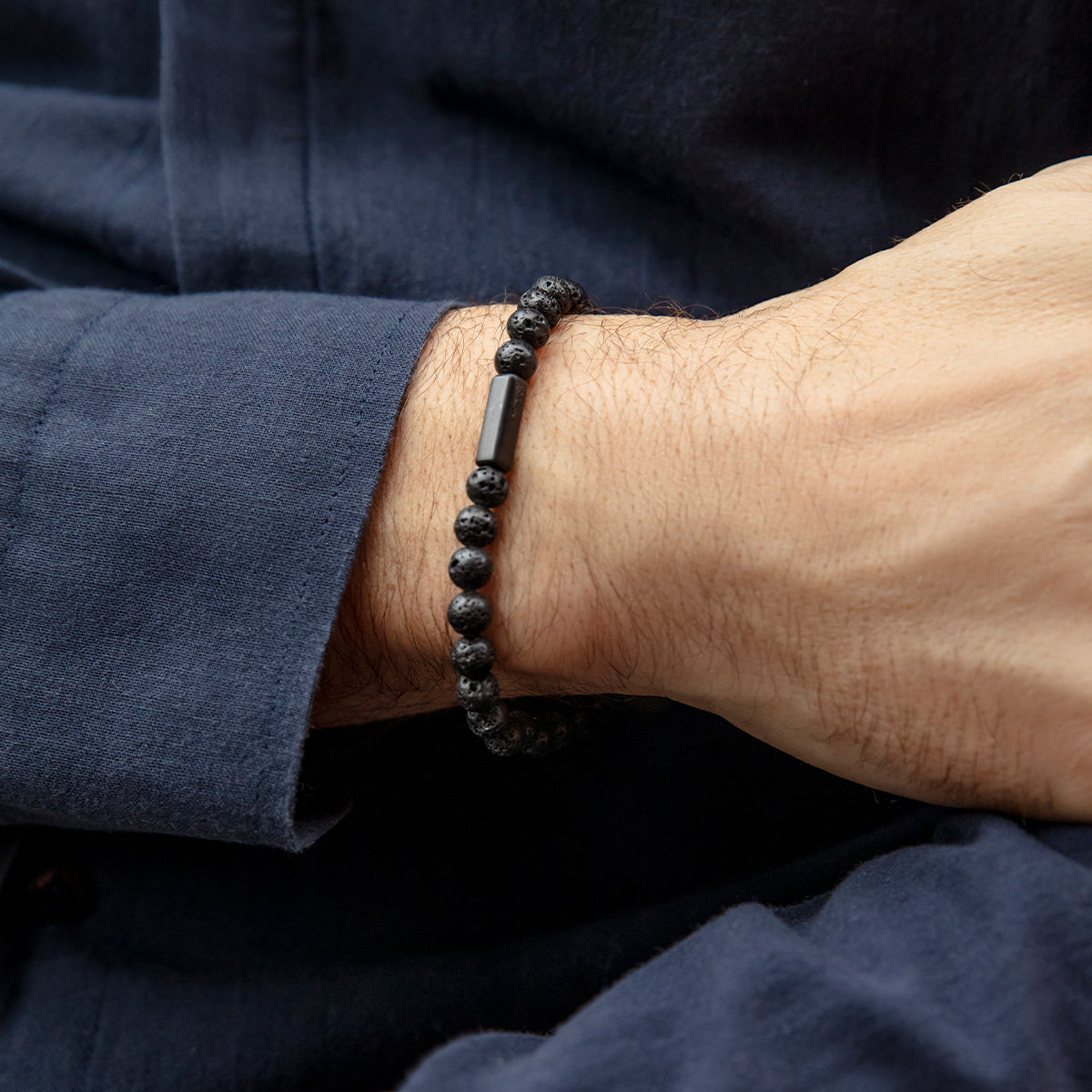 Herrenarmband aus Vulkansteinen 0,6 cm mit 1,5 cm Medaillon mattschwarz - Trägeransicht