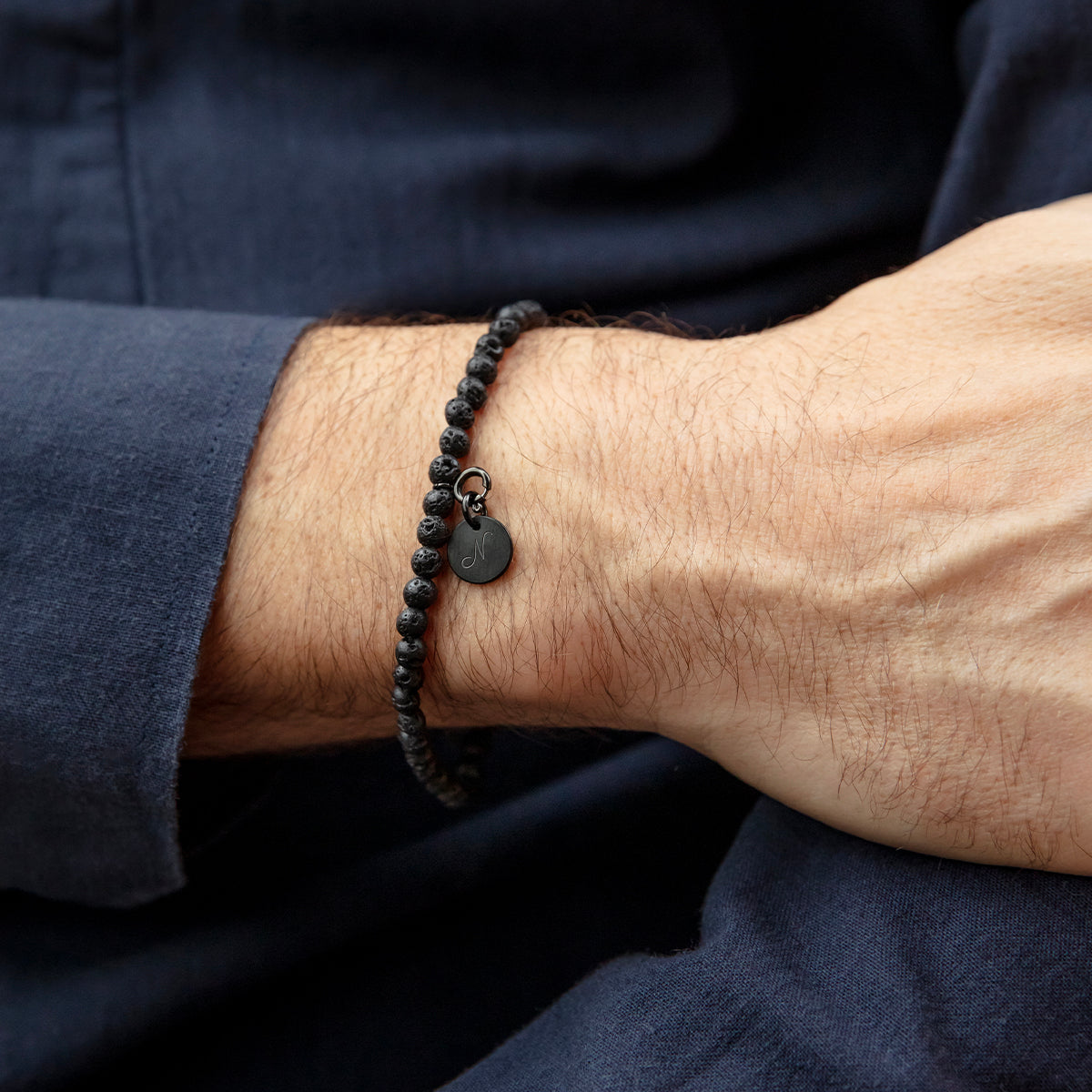 Herrenarmband aus Vulkansteinen 0,4 cm mit 1 cm Medaillon mattschwarz - Detailansicht