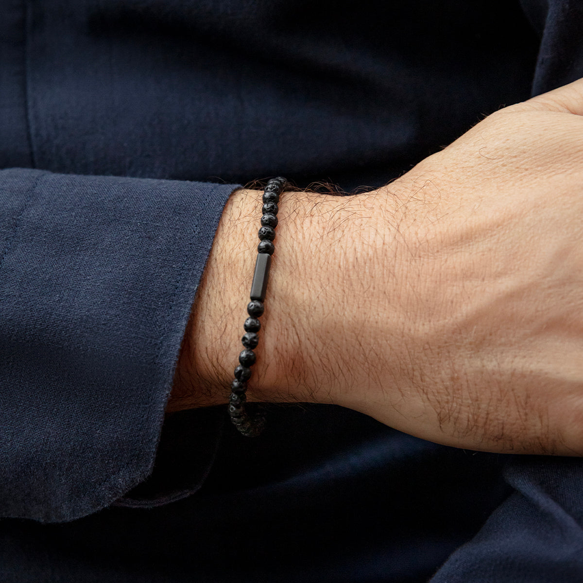 Herrenarmband aus Vulkansteinen 0,4 cm mit 1 cm Medaillon mattschwarz - Trägeransicht