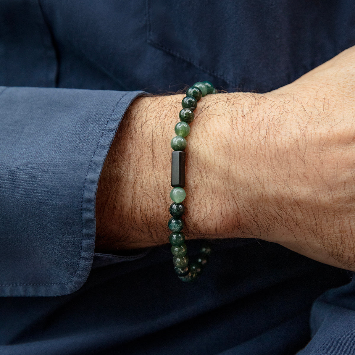 Herrenarmband aus Achat Steinen 0,6 cm mit 1,5 cm Medaillon mattschwarz - Trägeransicht