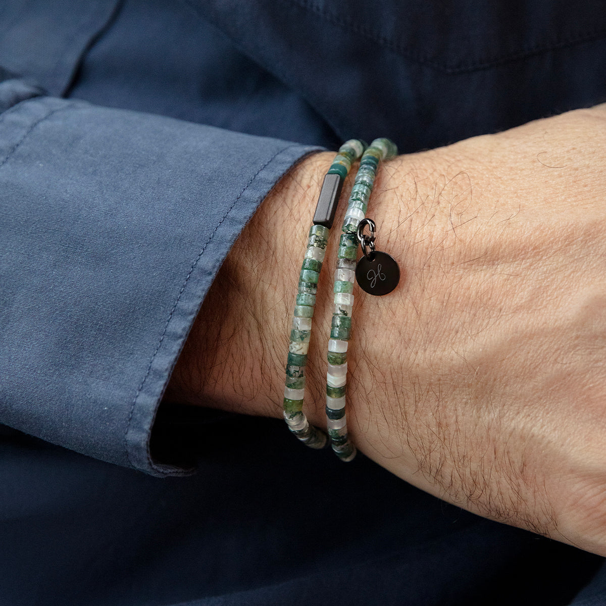 Herrenarmband aus Achat Steinen 0,4 cm mit 1 cm Medaillon mattschwarz - Detailansicht