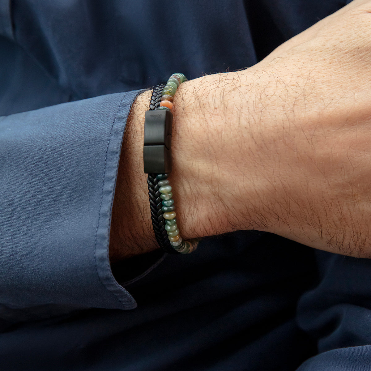 Herrenarmband aus Leder mit Achat Steinen 0,4 cm - Trägeransicht