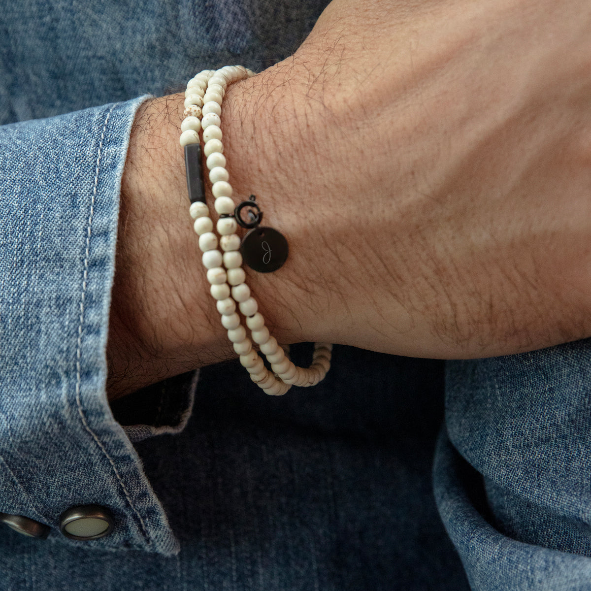 Herrenarmband aus weißen Türkissteinen 0,4 cm mit 1,5 cm Medaillon mattschwarz - Detailansicht