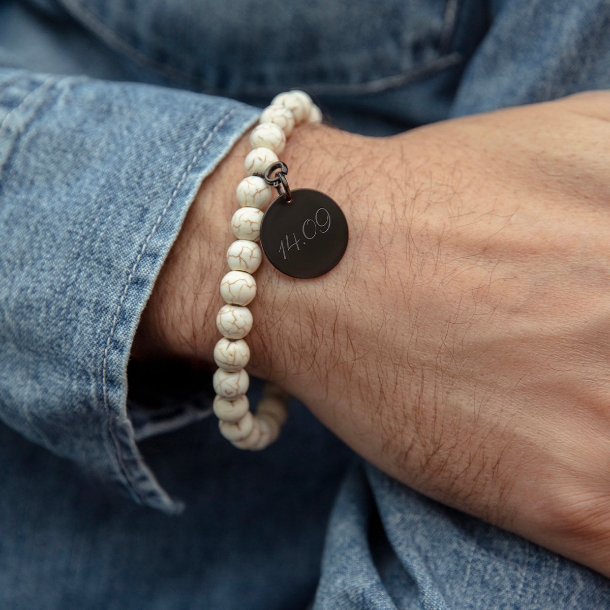 Herrenarmband aus weißen Türkissteinen 0,8 cm mit 2 cm Medaillon mattschwarz - Detailansicht
