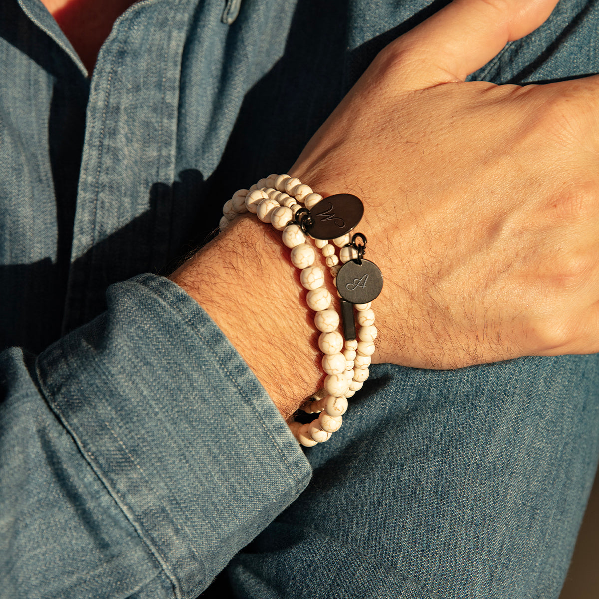 Herrenarmband aus weißen Türkissteinen 0,8 cm mit 2 cm Medaillon mattschwarz - Trägeransicht