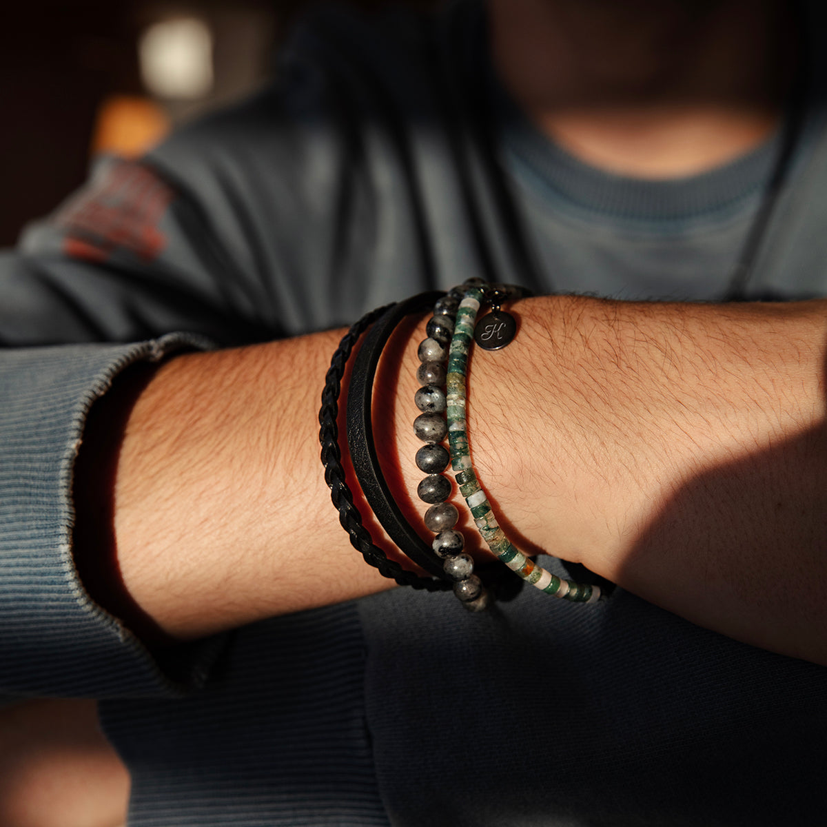 Herrenarmband aus Achat Steinen 0,4 cm mit 1 cm Medaillon mattschwarz - Trägeransicht