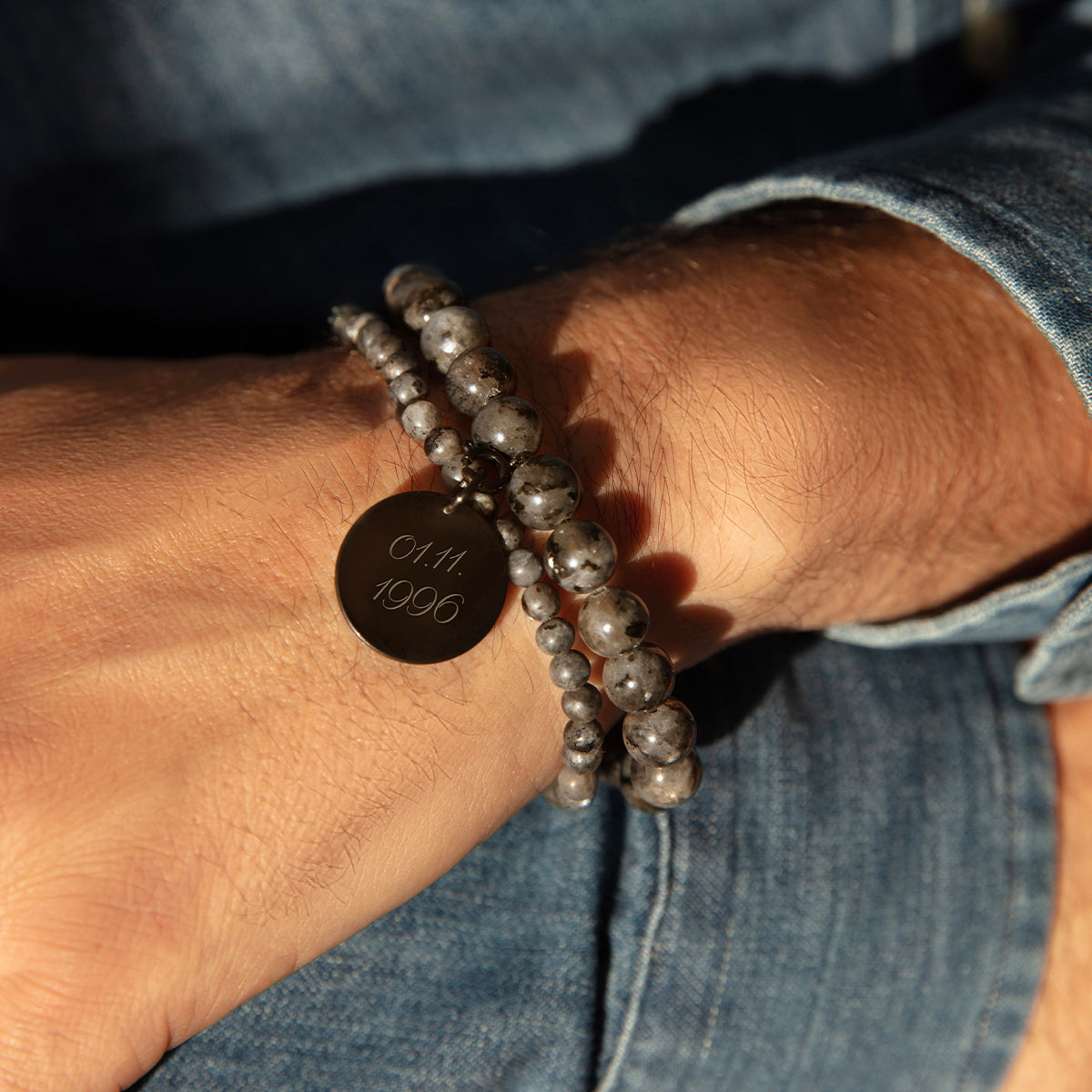 Herrenarmband aus Labradorit Steinen 0,4 cm mit 1 cm Medaillon mattschwarz - Trägeransicht