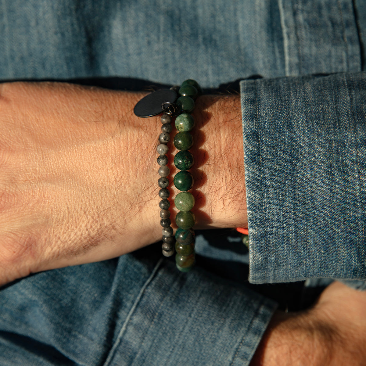 Herrenarmband aus Labradorit Steinen 0,4 cm mit 1 cm Medaillon mattschwarz - Detailansicht