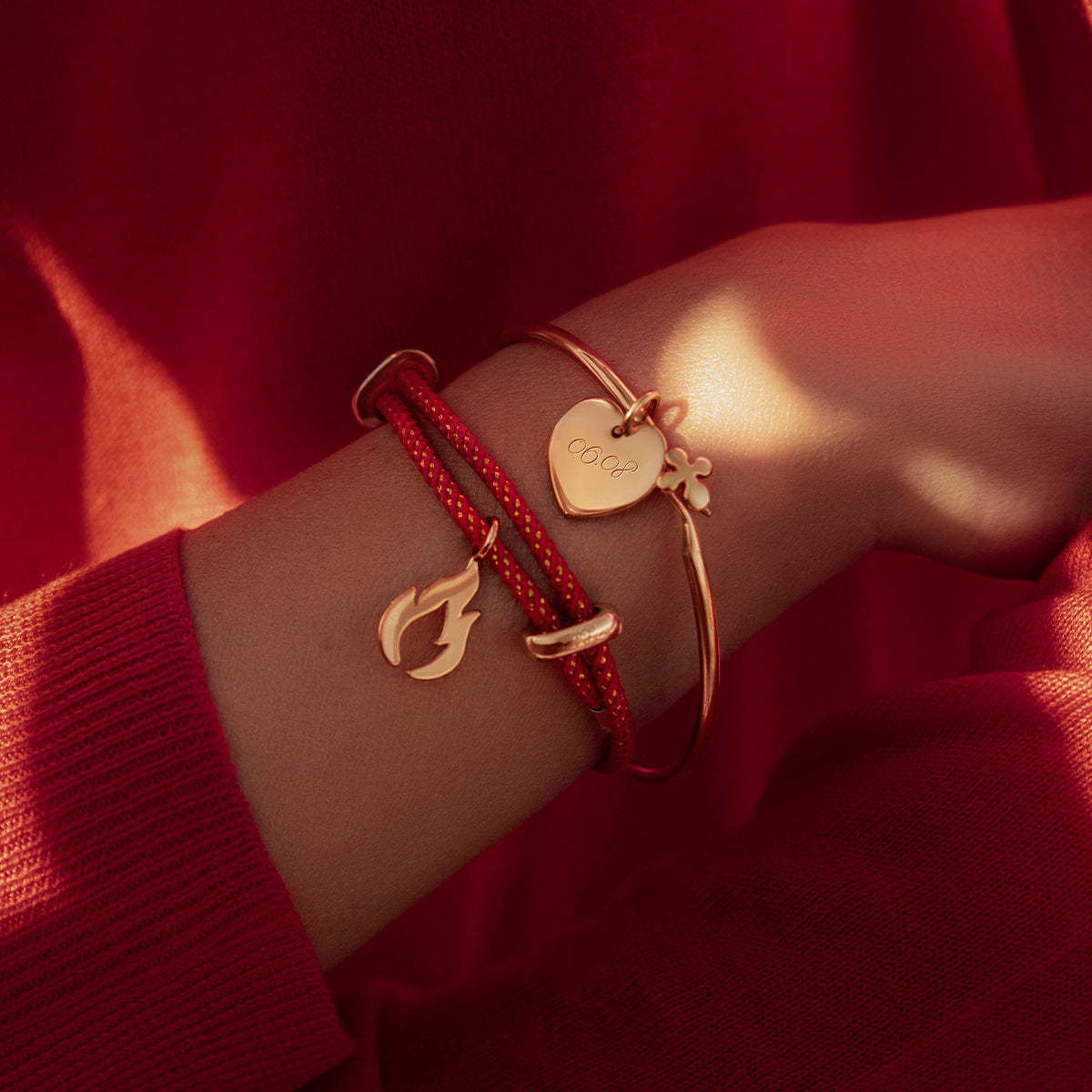 Armband Liana in roter Farbe mit goldenem Faden und 1,6 cm Flammen-Anhänger vergoldet - Detailansicht