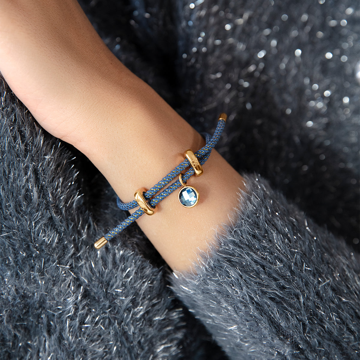 Armband Liana in Jeansfarbe mit blauem Quarz-Anhänger, vergoldet - Detailansicht