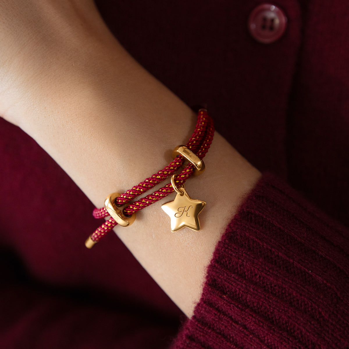 Armband Liana in weinroter Farbe mit 1,5 cm Stern-Anhänger, vergoldet - Detailansicht
