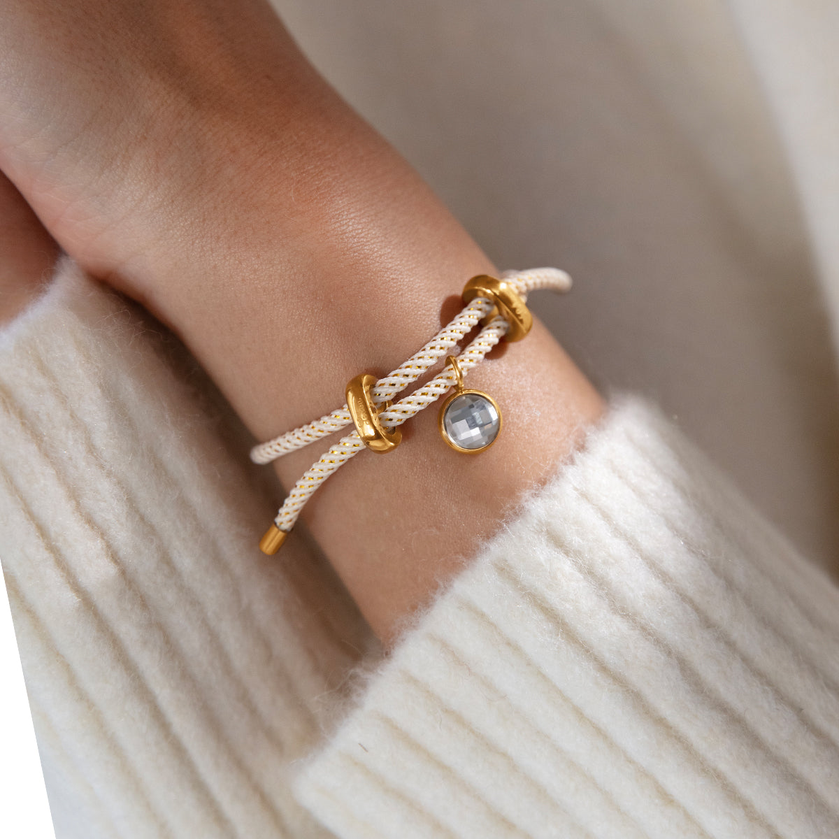 Armband Liana in Perlfarbe mit weißem Quarz-Anhänger, vergoldet - Detailansicht