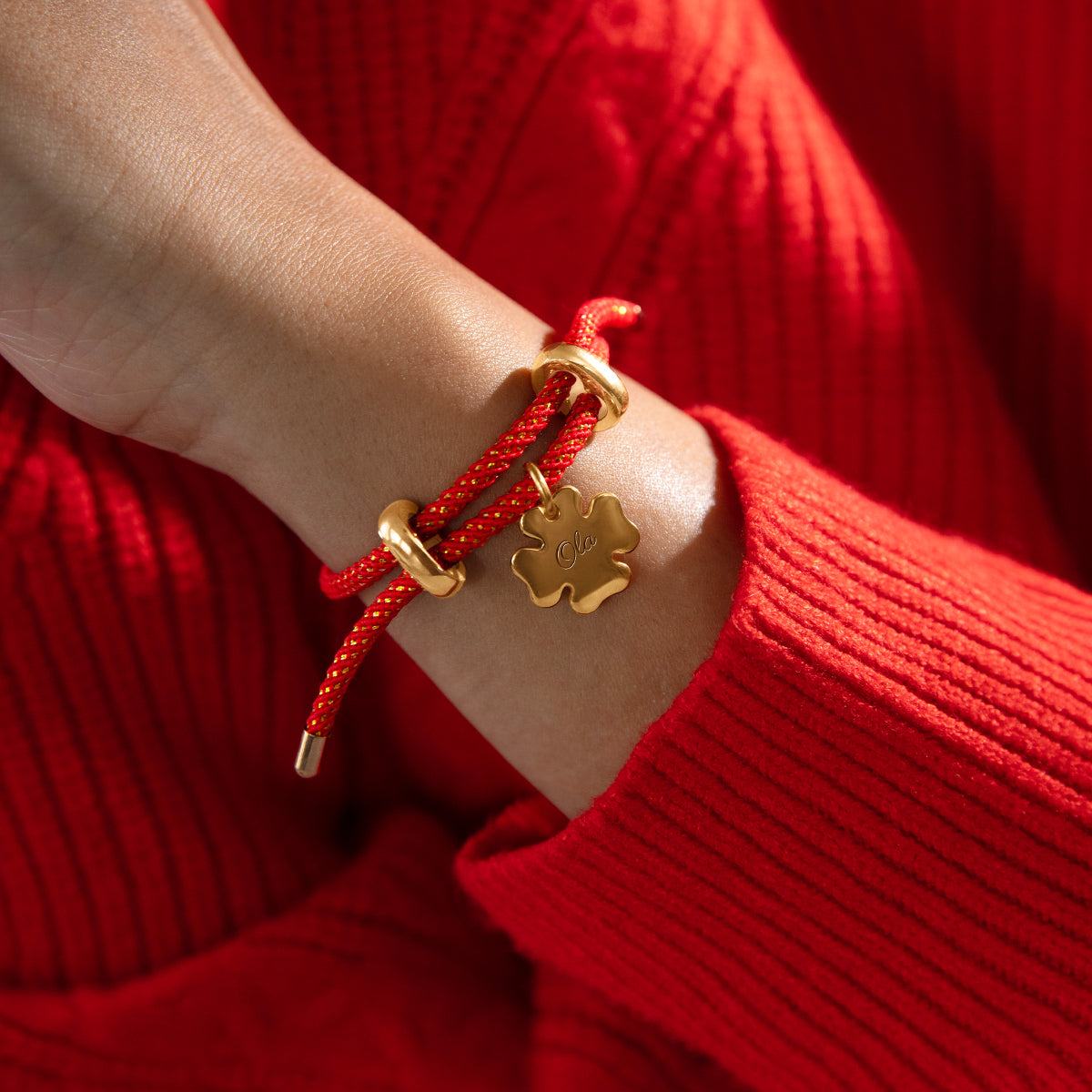 Armband Liana in roter Farbe mit 1,5 cm Kleeblatt-Anhänger, vergoldet - Detailansicht