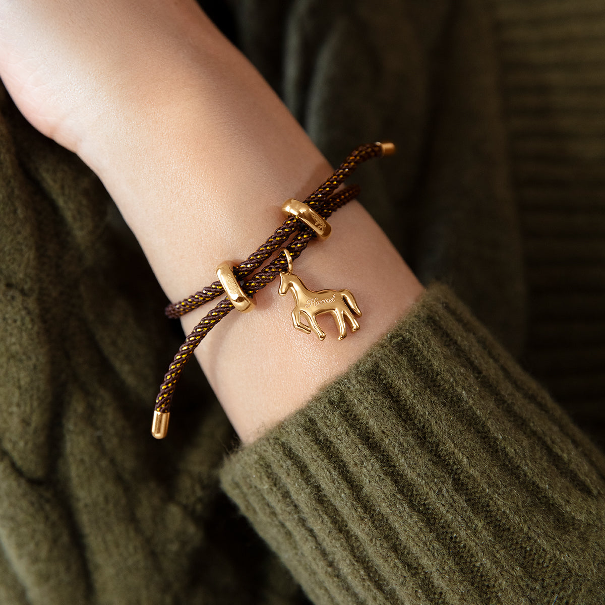 Armband Liana in brauner Farbe mit 1,7 cm Pferde-Anhänger, vergoldet - Detailansicht