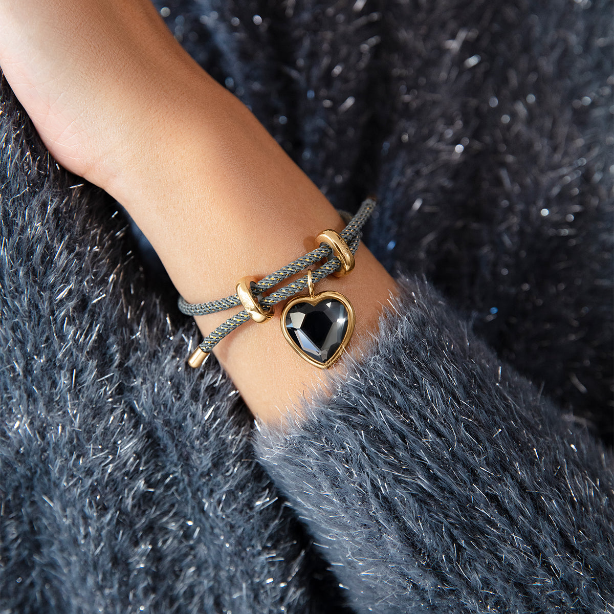 Armband Liana in dunkelgrauer Farbe mit Icons-Anhänger, vergoldet - Detailansicht