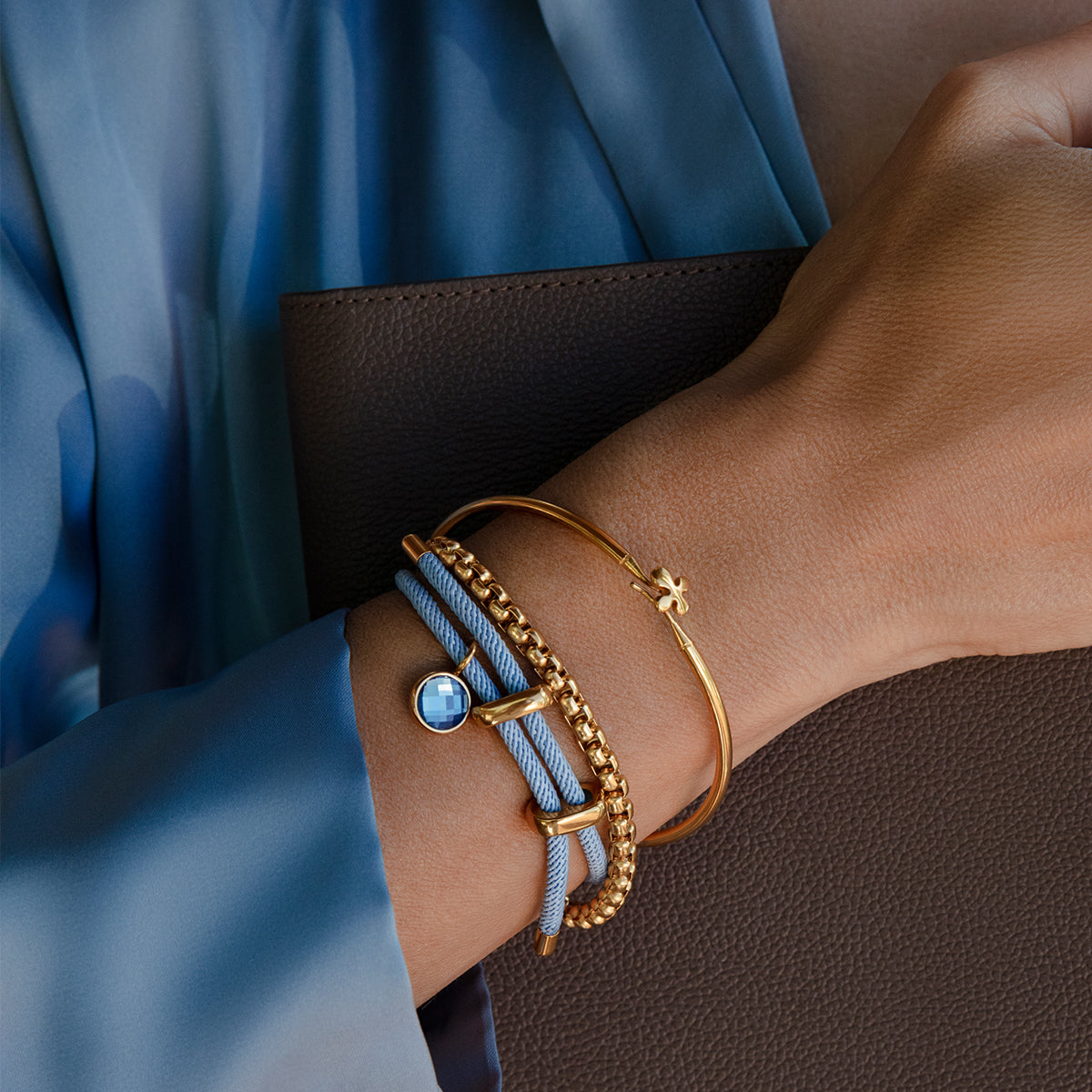 Armband Liana in hellblauer Farbe mit blauem Quarz-Anhänger, vergoldet - Detailansicht