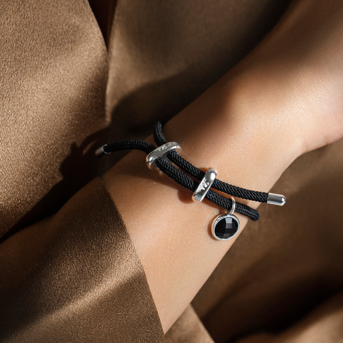 Armband Liana in schwarzer Farbe mit schwarzem Quarz-Anhänger, versilbert - Detailansicht