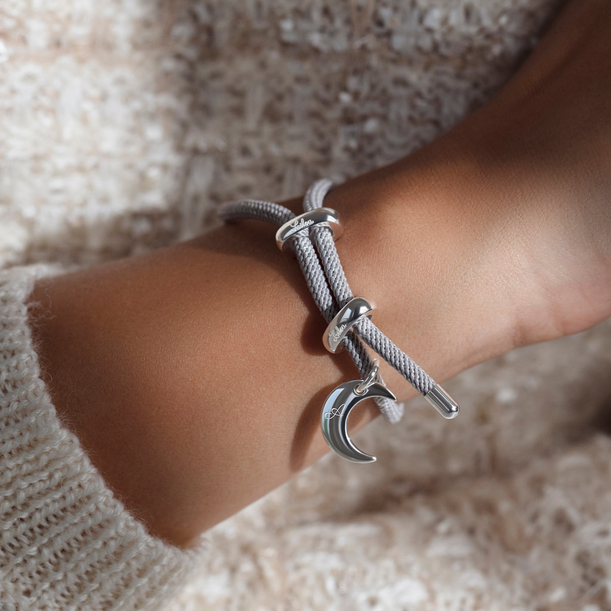 Armband Liana in hellgrauer Farbe mit Lune-Anhänger, versilbert - Detailansicht