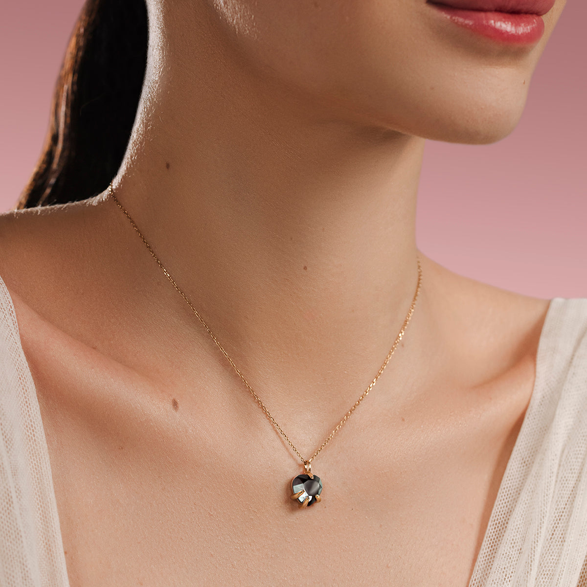 Halskette Amour mit Herz aus grauem Kristall, vergoldet - Trägeransicht