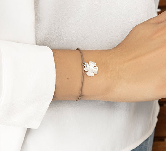 Armband mit Klee der Perlenmasse auf einer dünnen Schnur in leichter Cappuccino - Detailansicht