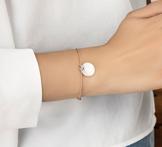 Schnurarmband beige mit 1,5 cm Medaillon aus Perlmutt silber - Detailansicht