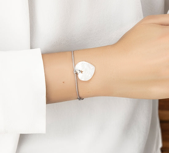 Armband mit Herz aus Perlmutt auf einer dünnen hellgrauen Schnur - Detailansicht