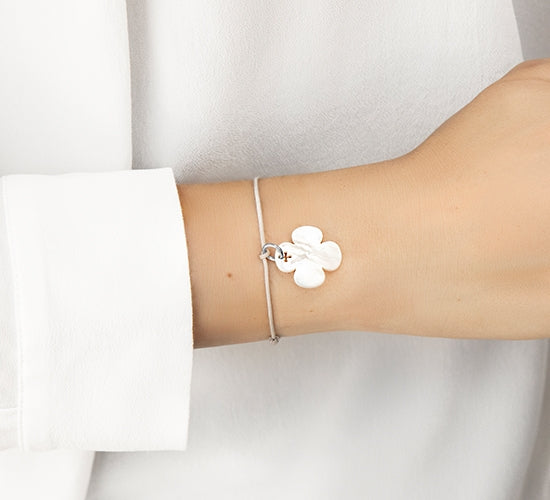 Armband mit einem runden Klee Perle auf einer dünnen Perlenschnur - Detailansicht