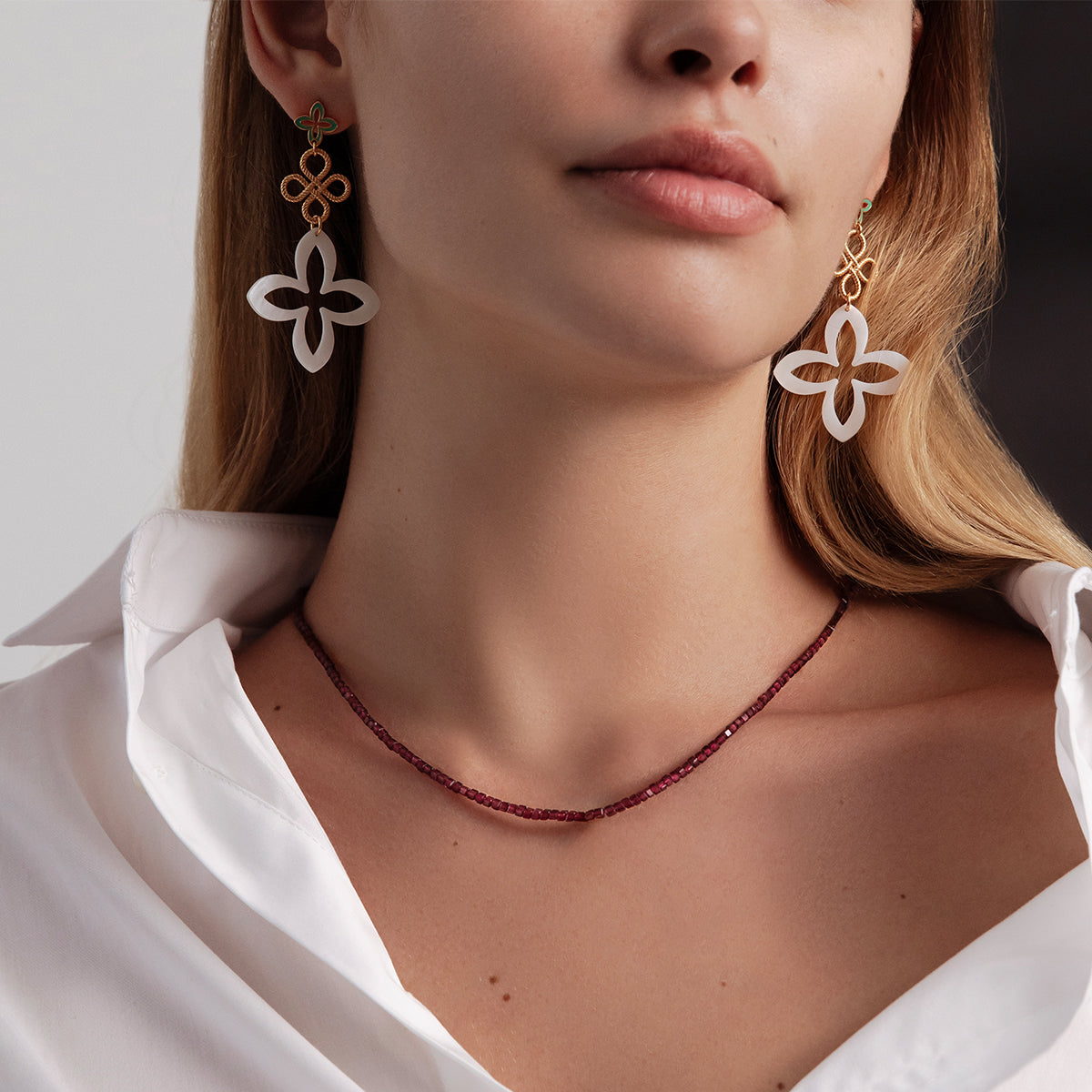 Halskette aus Granat Steinen, versilbert - Detailansicht