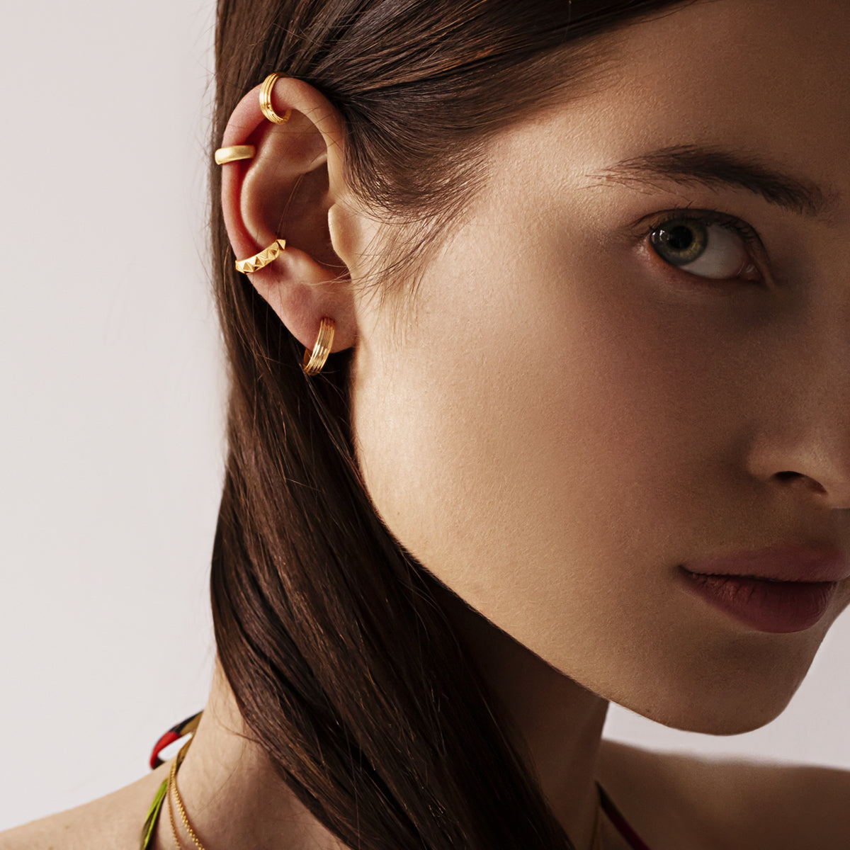 Ear Cuff Ethno No.1 vergoldet - Trägeransicht