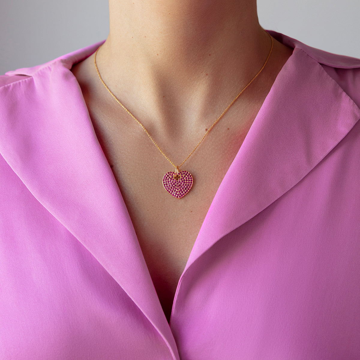 Halskette Faden mit Anhänger Herz 1,5 cm mit rosa Zirkonen, vergoldet - Trägeransicht