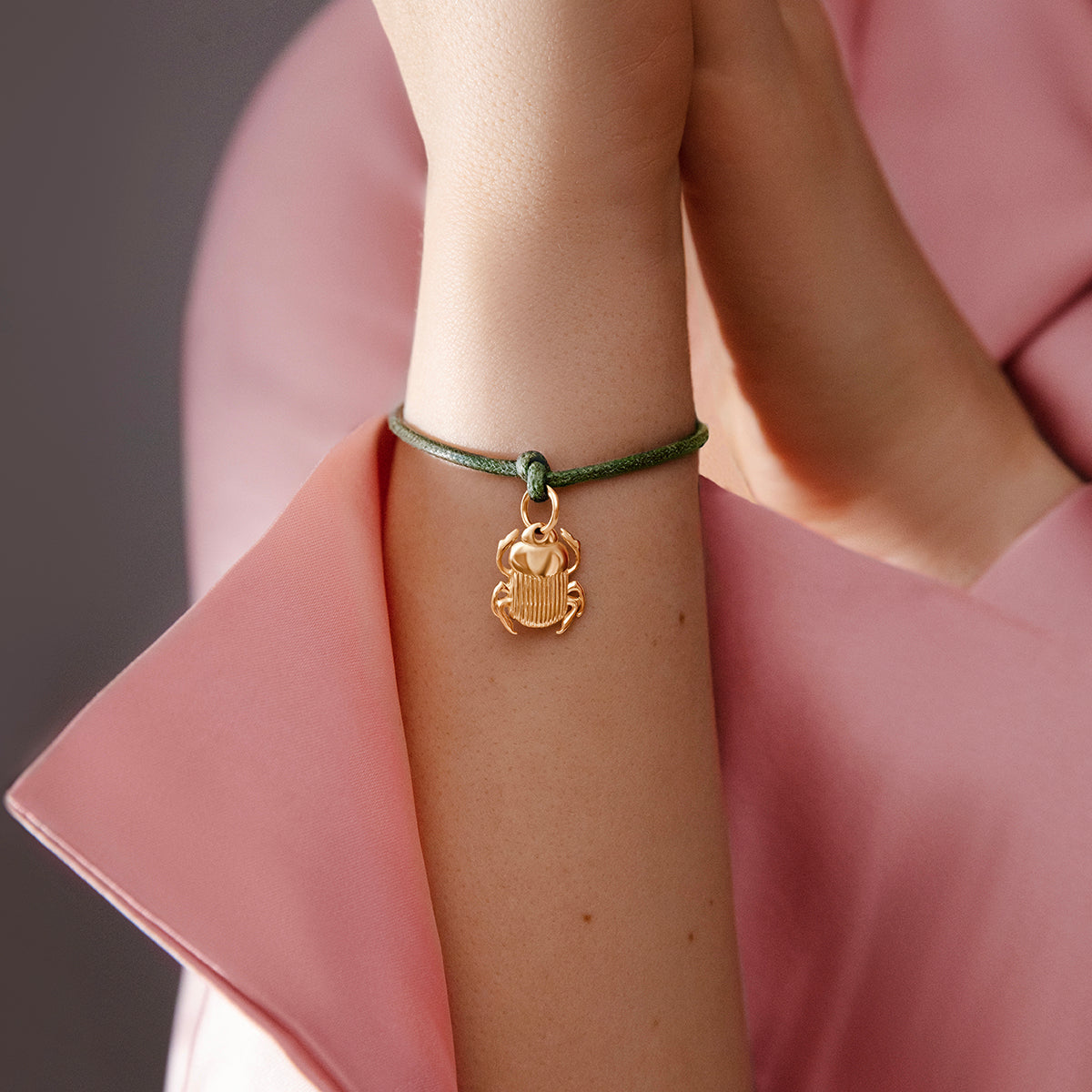 Armband mit 1,5 cm Skarabäus an dicker oliven Schnur - Detailansicht