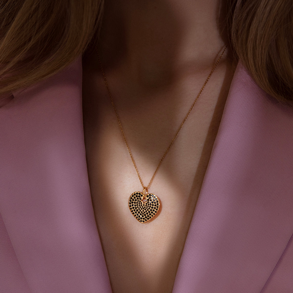 Halskette mit 2 cm Herzen mit schwarzen Zirkonen vergoldet - Detailansicht