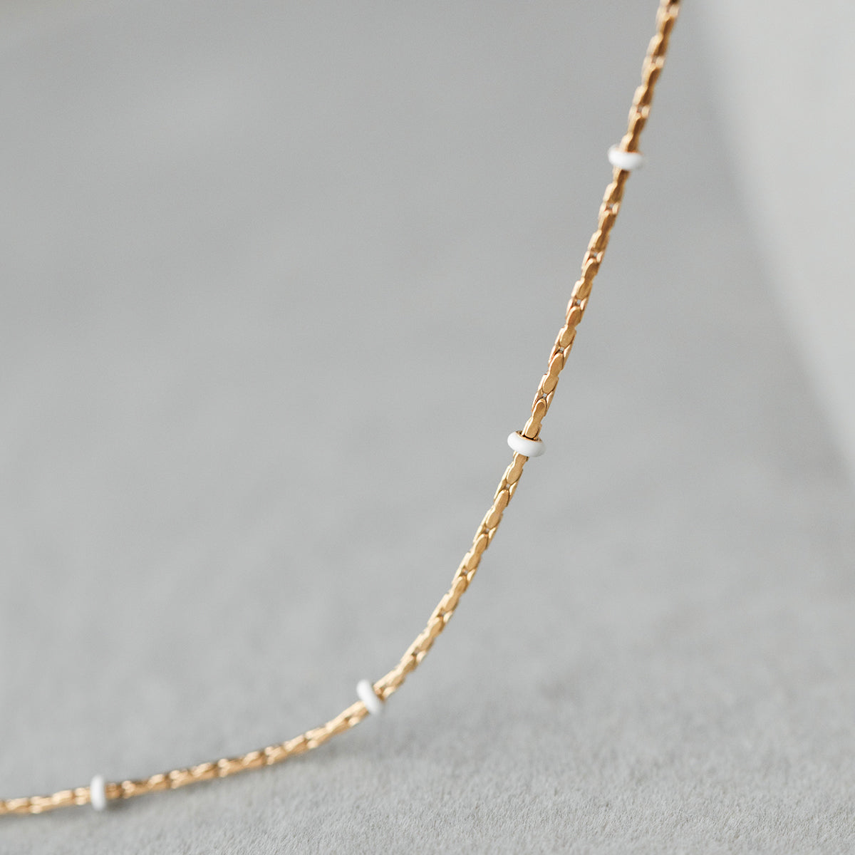 Armband Sublime mit weißer Emaille, vergoldet - Trägeransicht